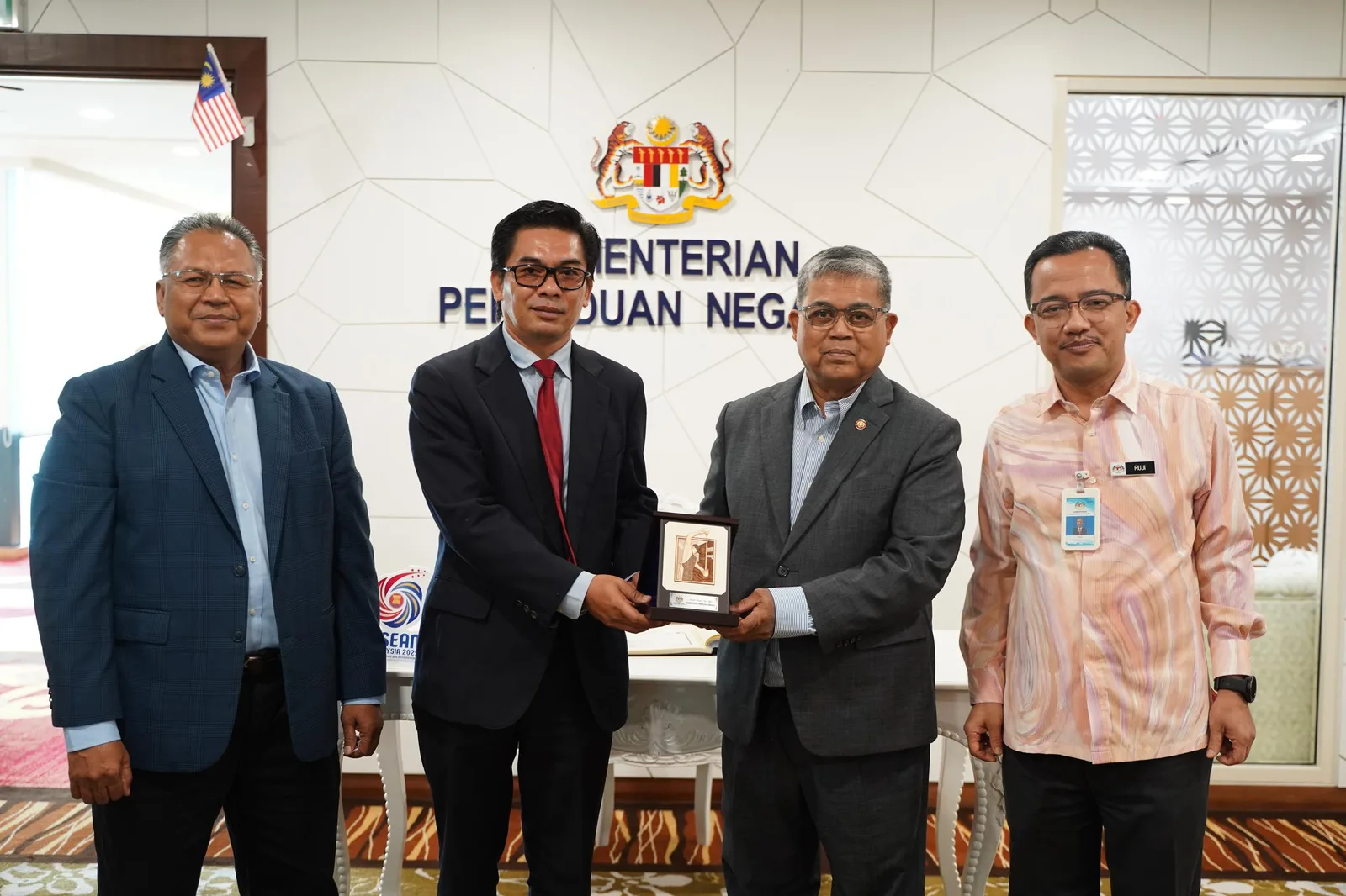 Wakil Persatuan Siam Malaysia menyampaikan cenderahati kepada Menteri Perpaduan Negara sempena kunjungan hormat di Putrajaya