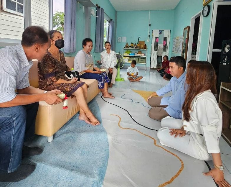 Pertemuan keluarga sebagai langkah awal proses merisik masyarakat Siam.