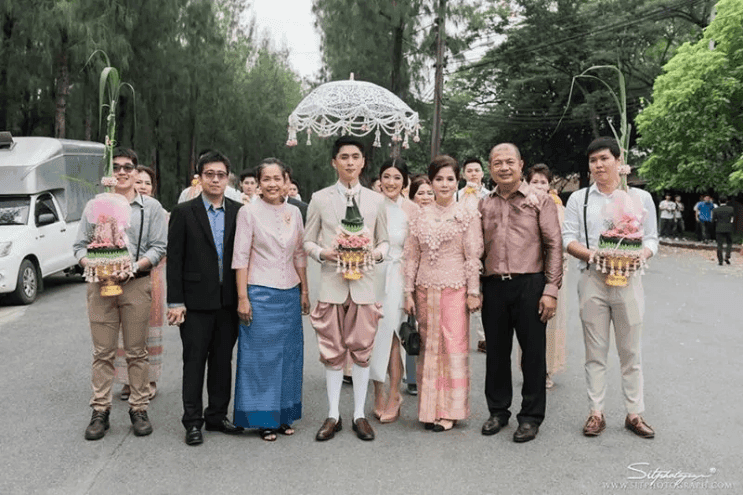 Rombongan keluarga dalam proses adat perkahwinan Siam.