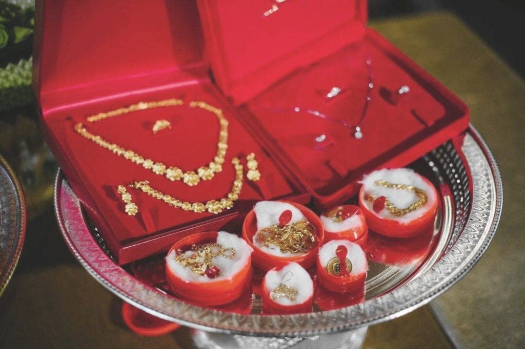 Hantaran barang kemas untuk pihak pengantin perempuan mengikut adat Siam.