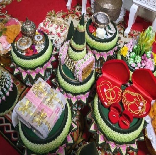 Hantaran perkahwinan disediakan mengikut persetujuan keluarga Siam.