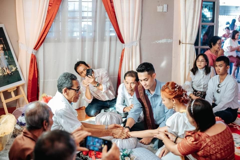 Upacara keluarga dilaksanakan sebelum pasangan pengantin Siam menuju ke tempat persandingan.