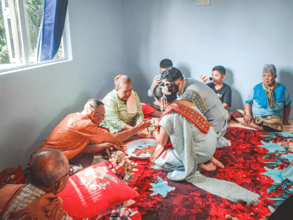 Upacara restu keluarga sebelum pasangan pengantin Siam menuju ke tempat persandingan.