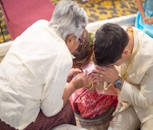 Pengantin memberikan penghormatan kepada orang tua sebagai tanda hormat dan memohon restu.