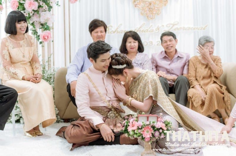 Restu ibu bapa kepada pasangan pengantin Siam.