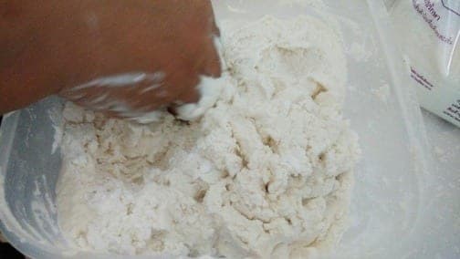 Adunan tepung pulut untuk menyediakan Onde-onde.