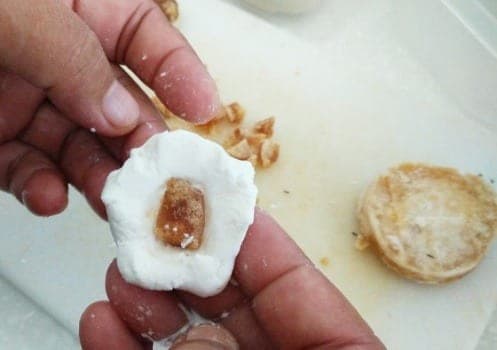 Gula Melaka diletakkan sebagai inti Onde-onde.