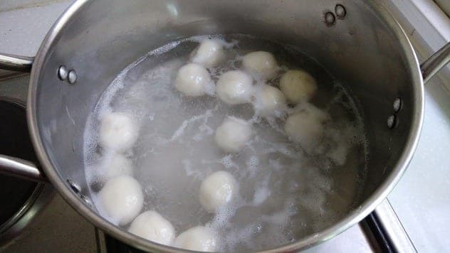 Onde-onde direbus sebelum disaluti kelapa parut.