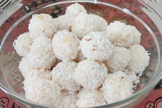 Onde-onde yang siap disaluti kelapa parut.
