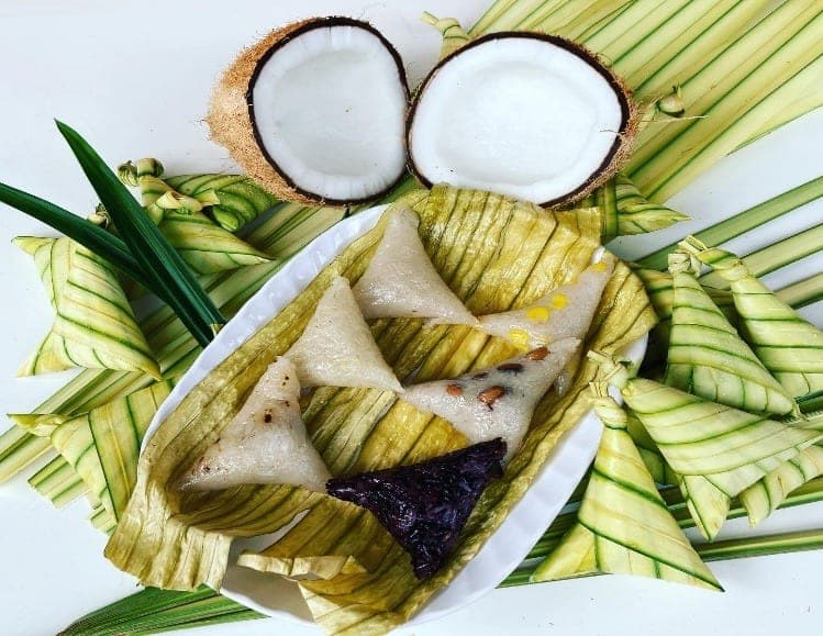 Hidangan Ketupat Palas bersama balutan daun palas.