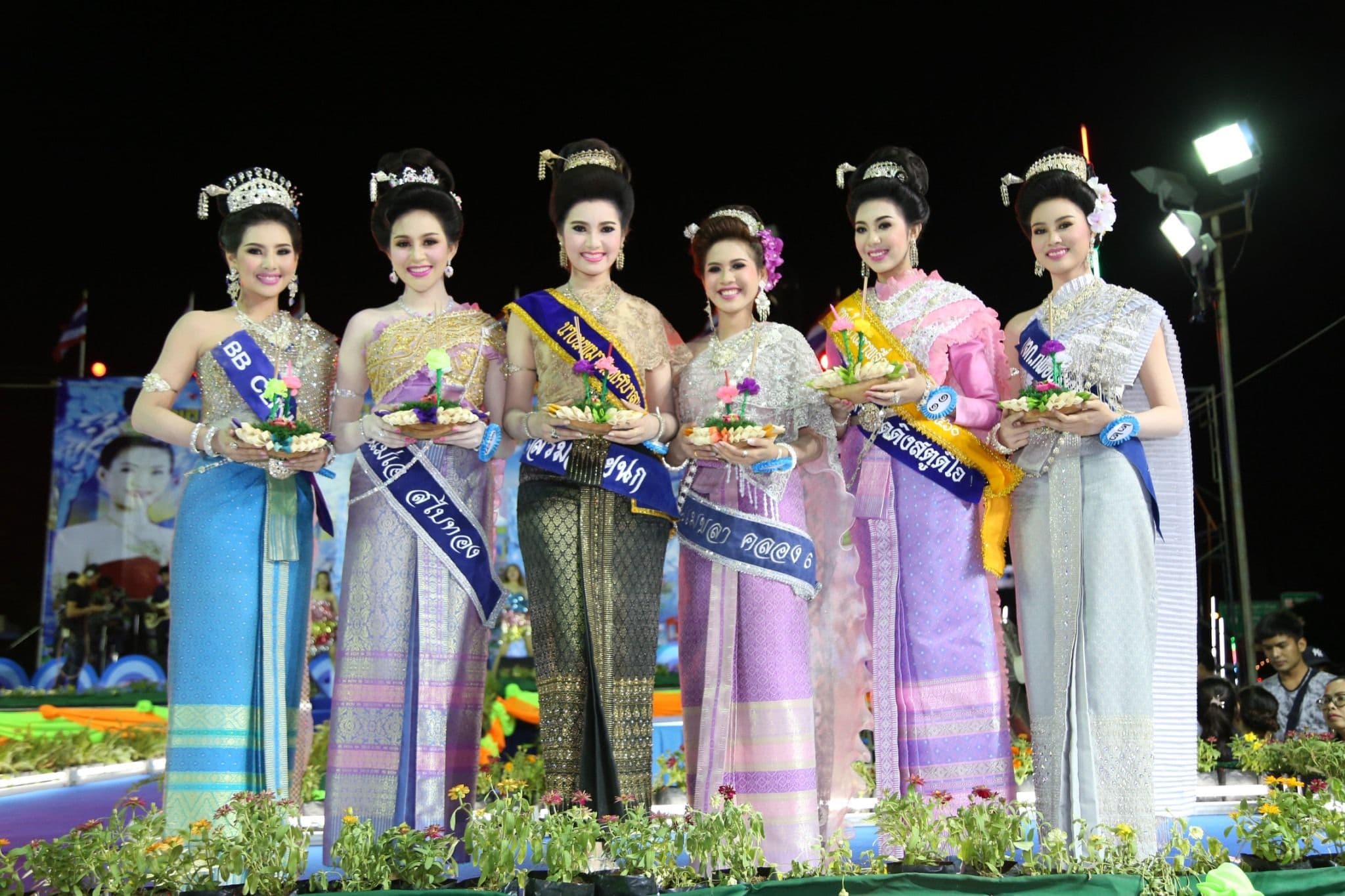 Peserta Pertandingan Ratu Noppamas dalam busana tradisional Siam pada malam Perayaan Loy Krathong