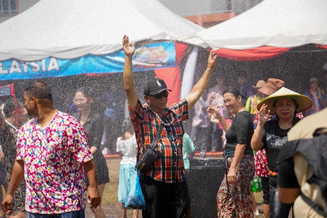 Seorang kanak-kanak berkongsi kegembiraan bersama komuniti sempena Songkran 2026.