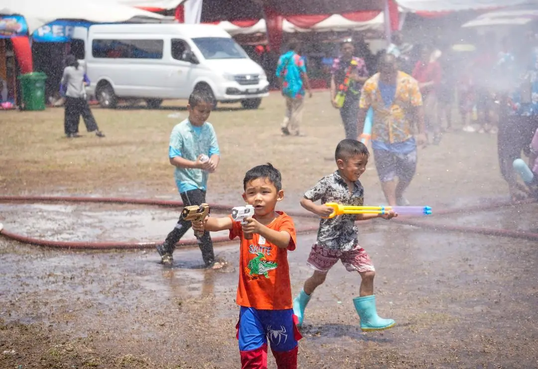 Kanak-kanak bergembira bermain air sempena sambutan Songkran 2026.