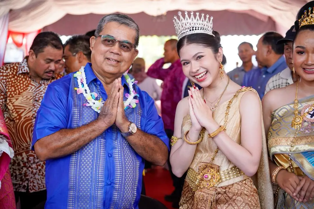 Peserta dalam busana tradisional memberi salam wai sempena sambutan Songkran.