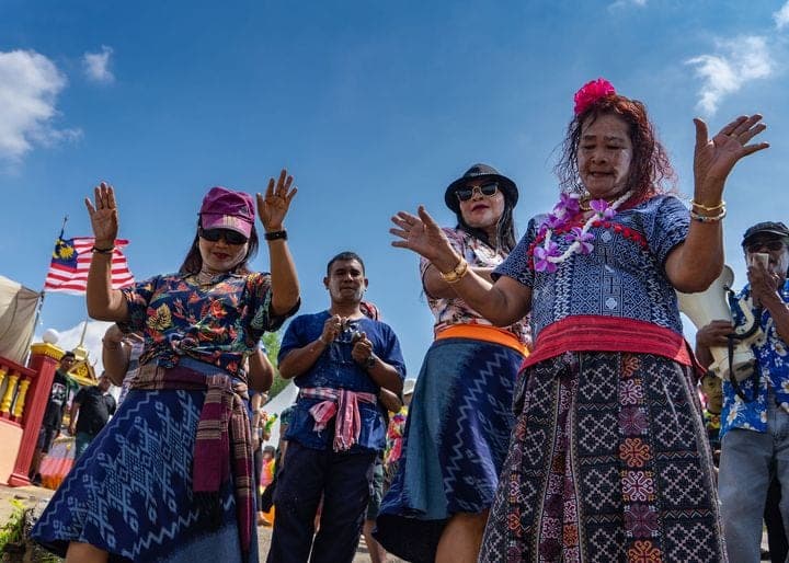 Peserta menarikan tarian Ramwong tradisional sempena sambutan Songkran 2026.