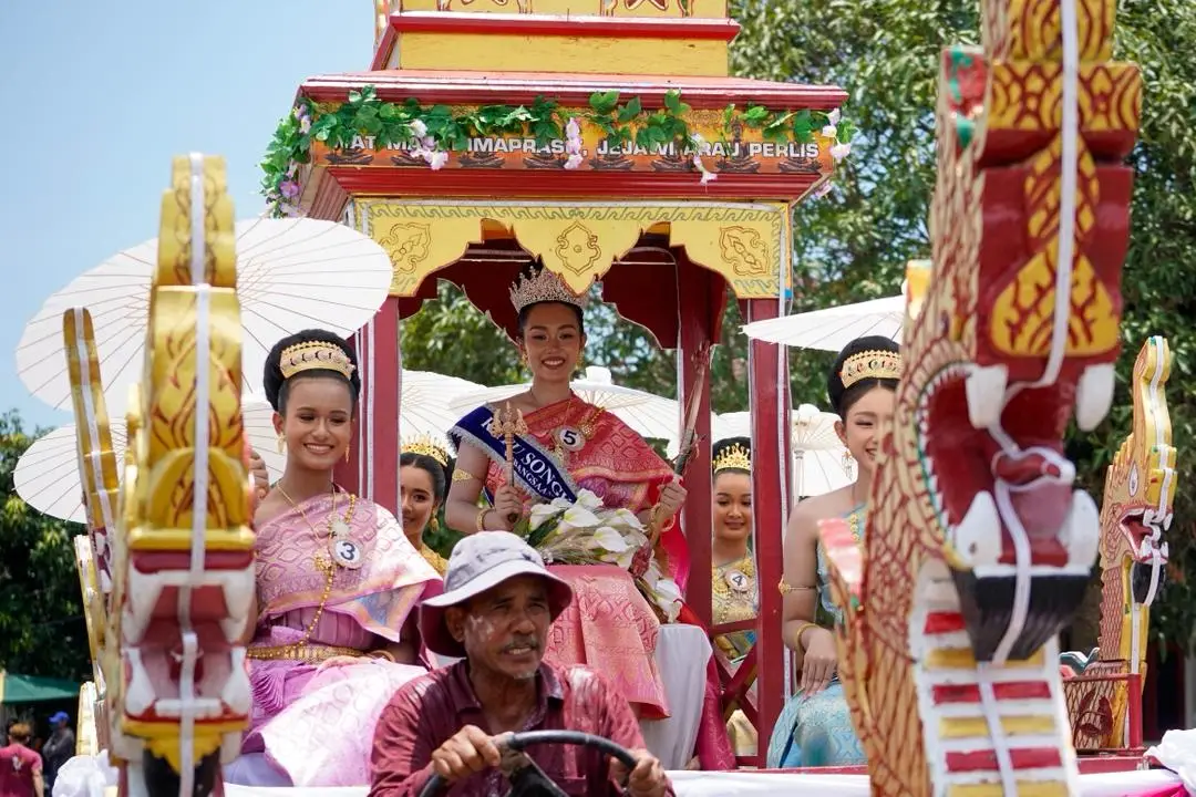 Perarakan Songkran berlangsung di perkarangan Wat Macchimaprasit, Arau, Perlis.