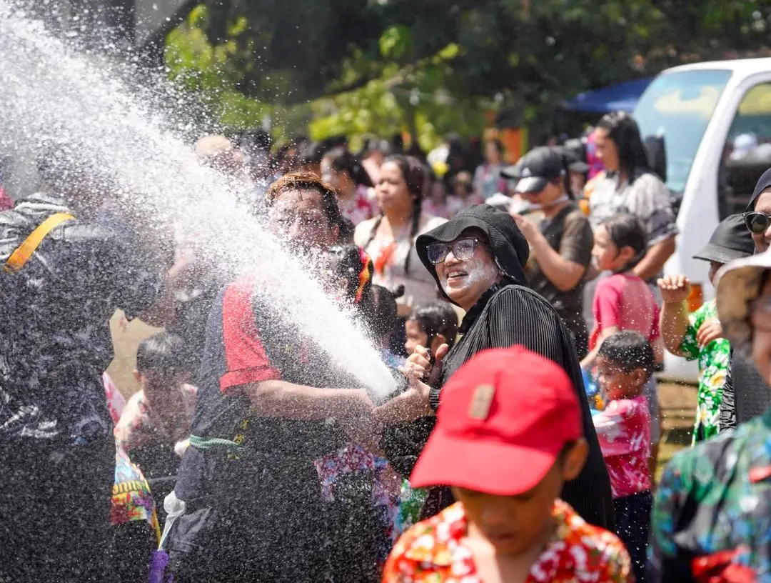 Masyarakat bergembira dengan aktiviti air sempena sambutan Songkran di Perlis.