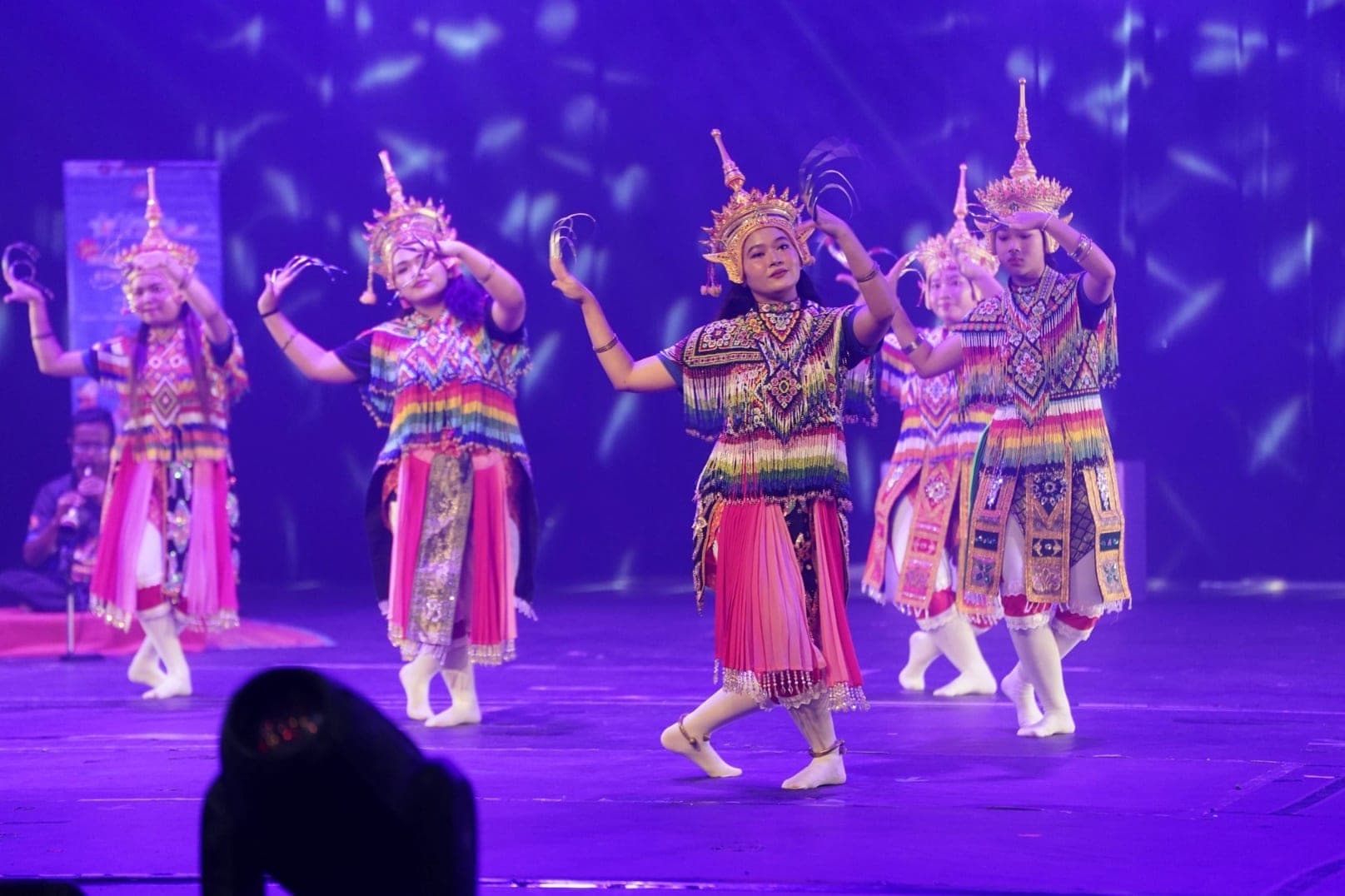 Kumpulan penari Menora masyarakat Siam mempersembahkan tarian di atas pentas