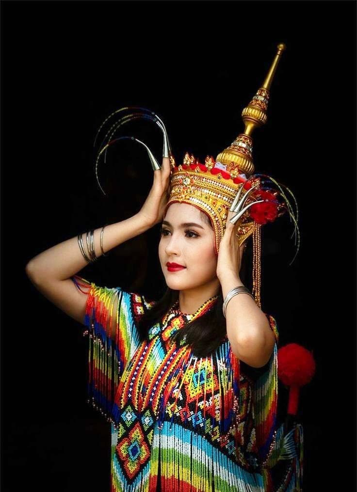 Penari Menora memakai kecopong dan busana tradisional berwarna-warni