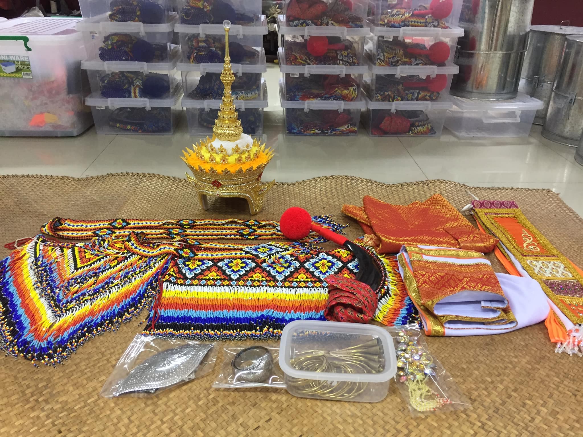 Susunan komponen kostum dan aksesori tradisional penari Menora, termasuk kecopong dan Canggai