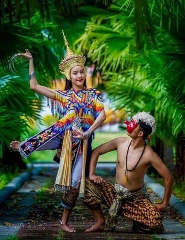 Dua penari Menora melakonkan babak pengkisahan sebagai sebahagian daripada persembahan