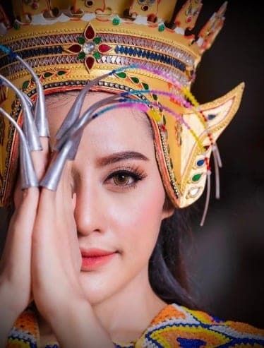 Penari Menora memakai Canggai pada jari bersama kecopong tradisional