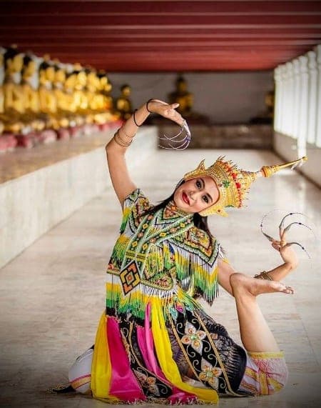 Penari Menora dalam pose dinamik menonjolkan gerak tangan dan jari