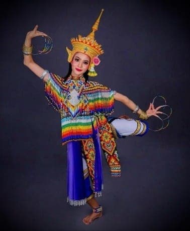 Salah satu pose penari Menora yang memperlihatkan posisi kaki dan tangan