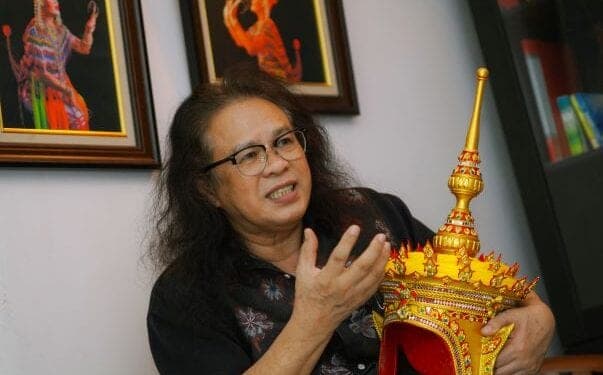 Prof. Dr. Lim Swee Tin memegang kecopong Menora semasa sesi wawancara mengenai warisan kesenian Menora