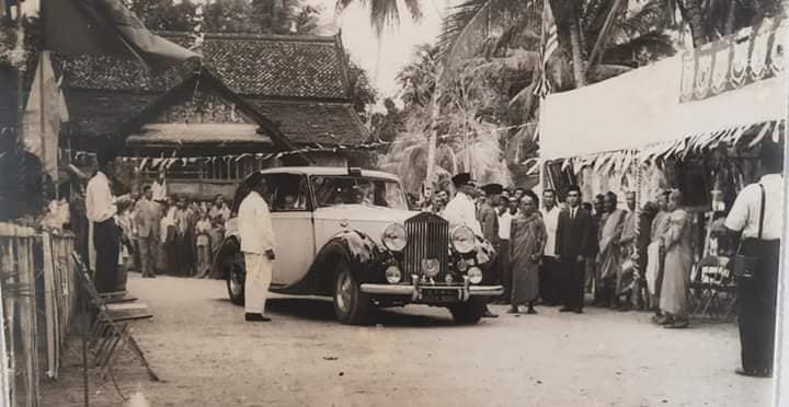 Ketibaan rombongan Sultan Kedah semasa lawatan ke Wat Kalai, Kedah