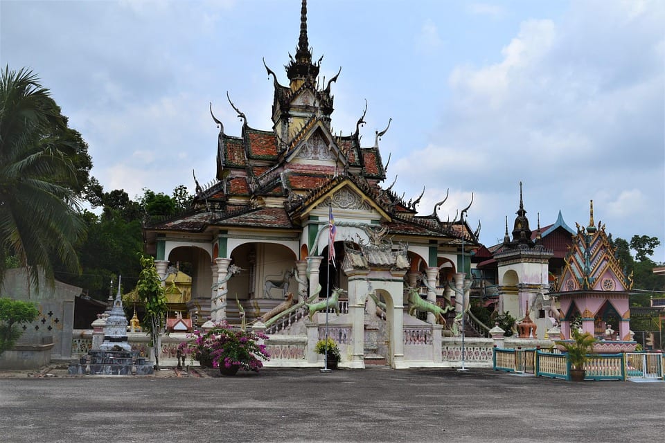 Seni bina wat dalam kehidupan masyarakat Siam Malaysia