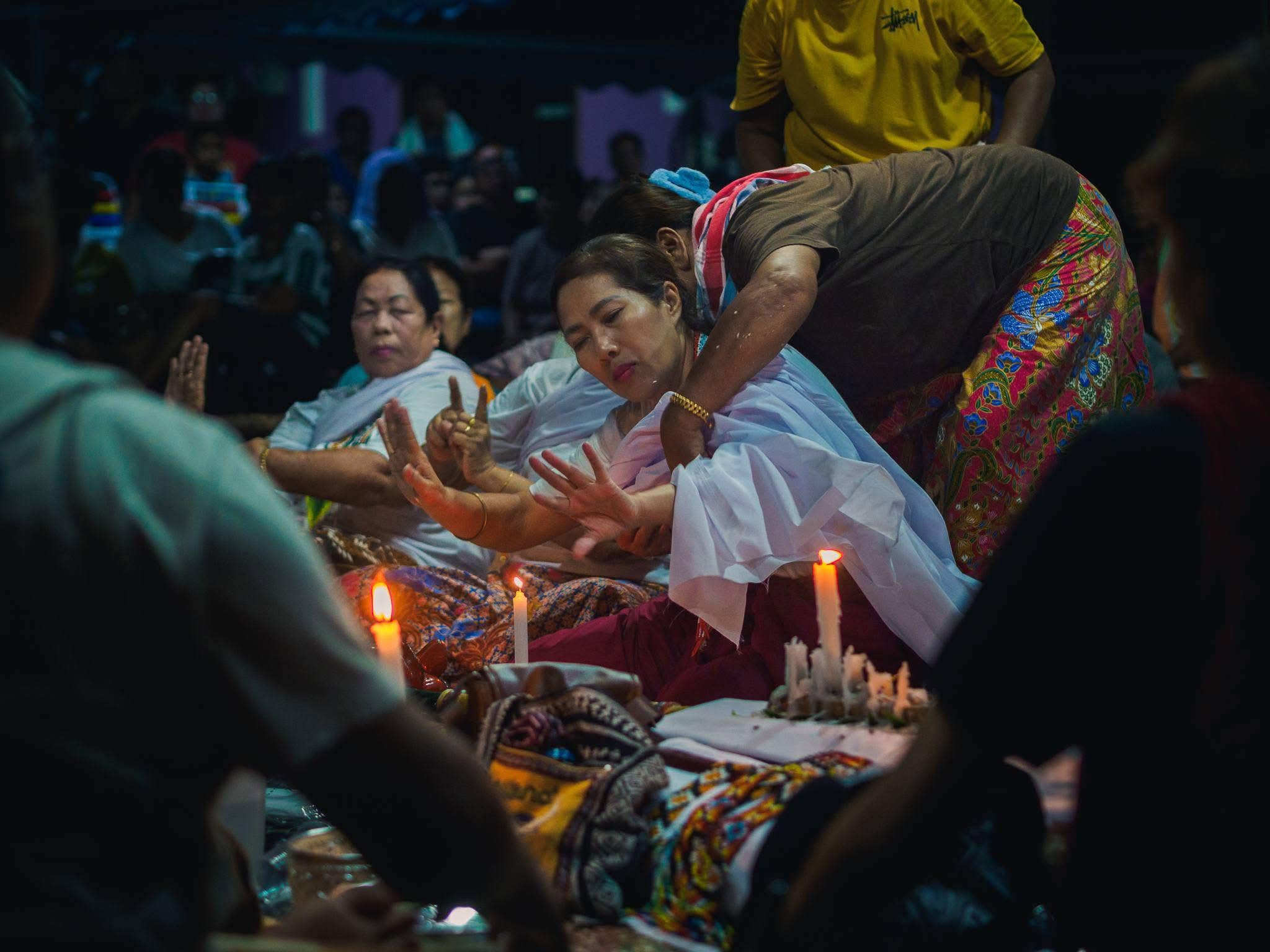Upacara tradisional yang melibatkan lilin dan gerak tangan sebagai sebahagian daripada warisan budaya masyarakat Siam Malaysia