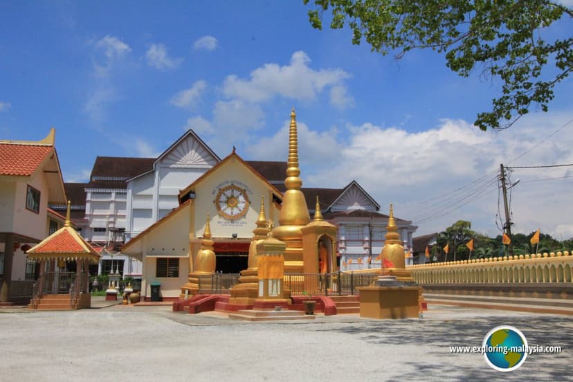 Main temple building and golden stupa of Wat Samosornrajanukpradit (Wat Siam Bakar Bata), Alor Setar, Kedah