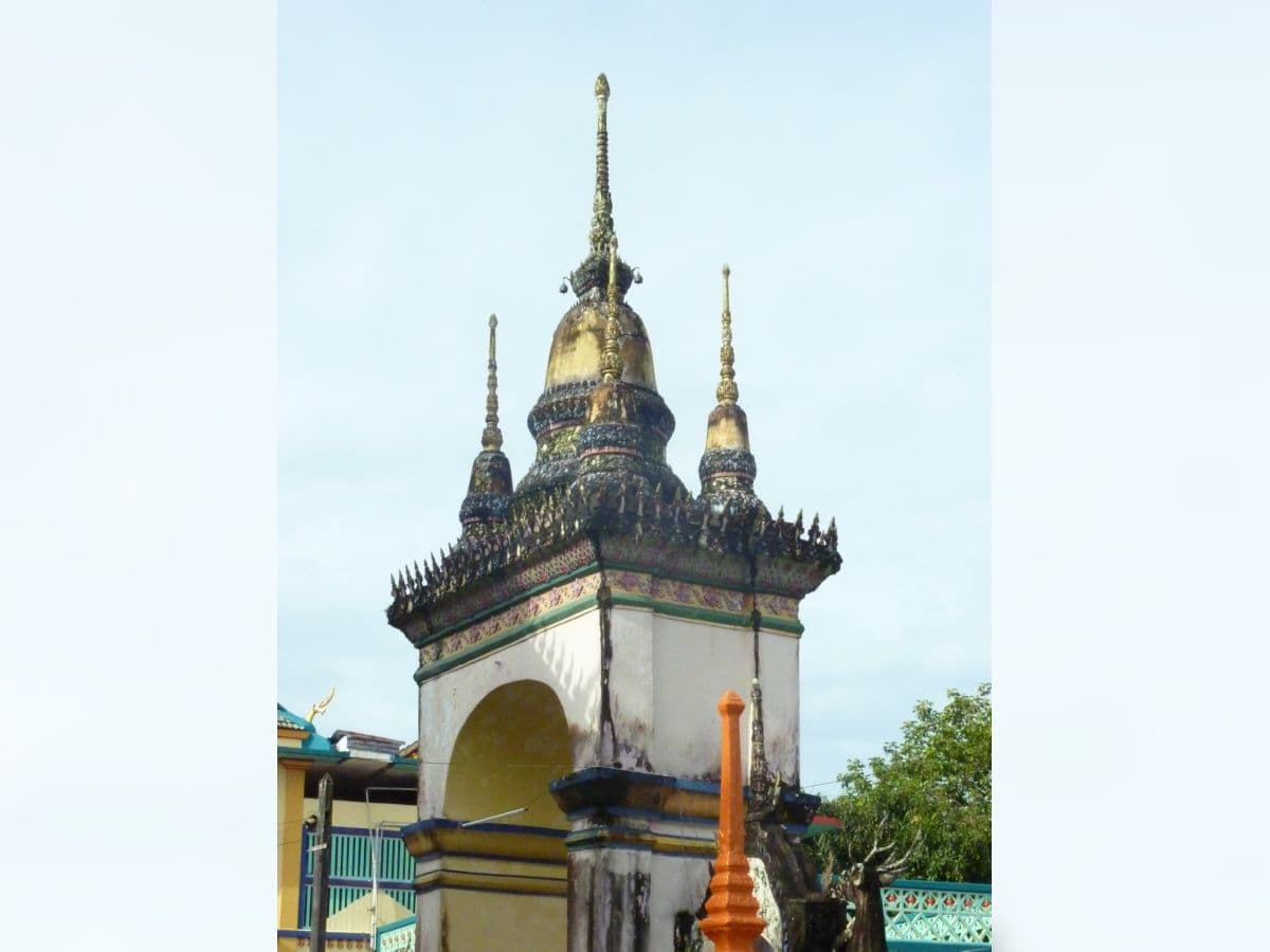 Entrance to the main temple at Wat Uttamaram