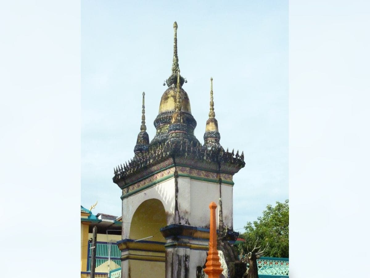 Entrance to the main temple at Wat Uttamaram
