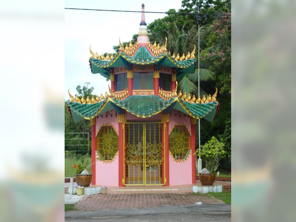 Shrine at the entrance of Wat Uttamaram
